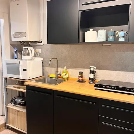 Cozy & Complete - 20 Min Walk From *